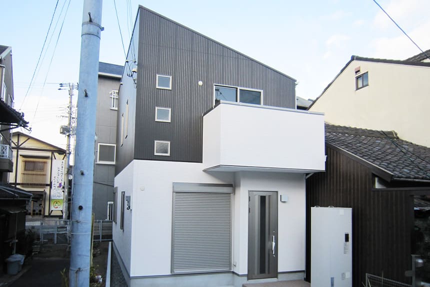 ガルバニウム外壁のローコスト住宅