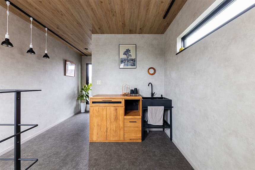 夫婦とワンちゃんと、やさしい緑のある家