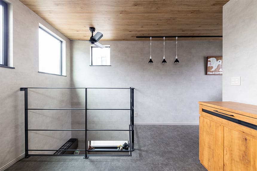 夫婦とワンちゃんと、やさしい緑のある家