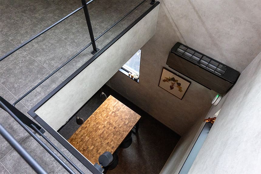 夫婦とワンちゃんと、やさしい緑のある家