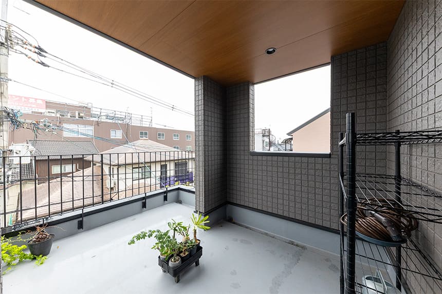 夫婦とワンちゃんと、やさしい緑のある家