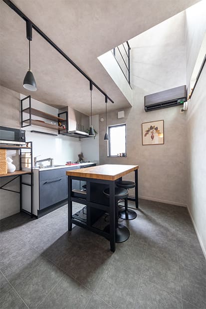 夫婦とワンちゃんと、やさしい緑のある家