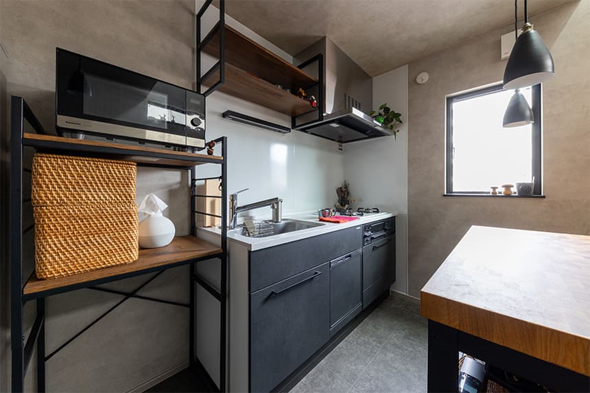 夫婦とワンちゃんと、やさしい緑のある家