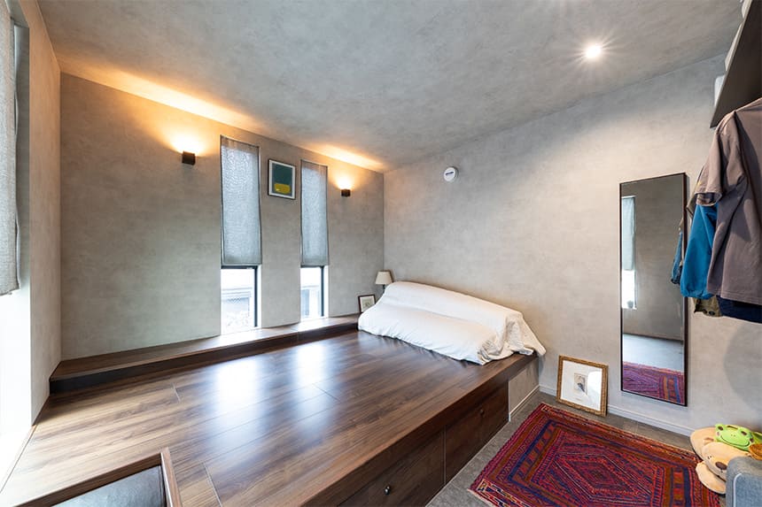 夫婦とワンちゃんと、やさしい緑のある家