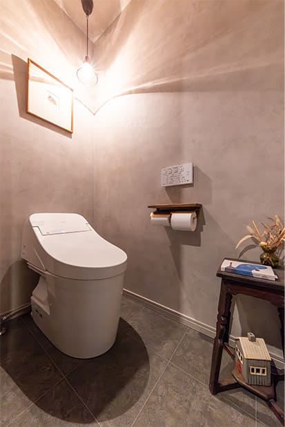 夫婦とワンちゃんと、やさしい緑のある家