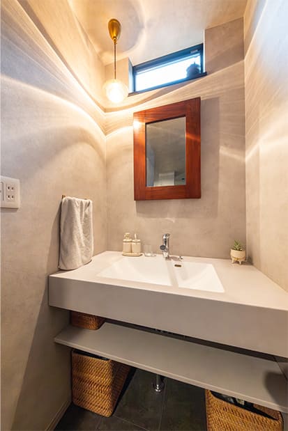 夫婦とワンちゃんと、やさしい緑のある家