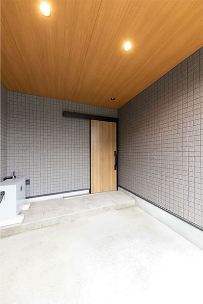 夫婦とワンちゃんと、やさしい緑のある家