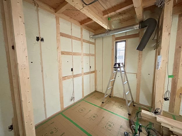 東淀川区T様邸　断熱材の吹き付け施工