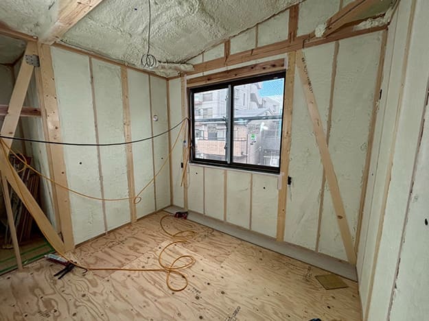 東淀川区T様邸　断熱材の吹き付け施工