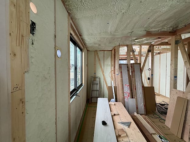 東淀川区T様邸　断熱材の吹き付け施工