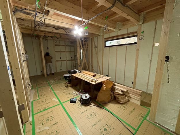 東淀川区T様邸　断熱材の吹き付け施工