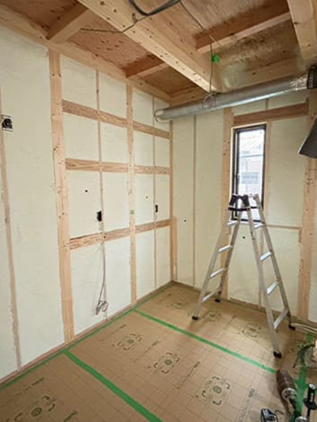 東淀川区T様邸　断熱材の吹き付け施工